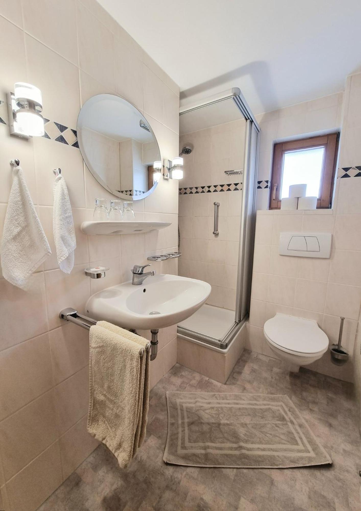 Das Bergfried - Urlaub Zentral Und Ruhig! Apartment Riezlern Phòng bức ảnh
